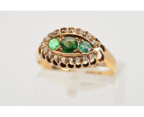 AN EDWARDIAN 18CT GOLD GEM RING, designed as three graduated green gems, two assessed as garnet topped doublets, one assessed