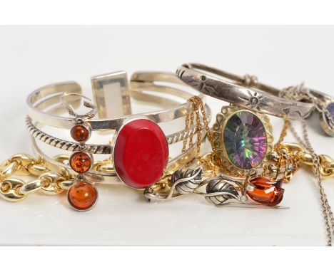 A SELECTION OF SILVER AND WHITE METAL JEWELLERY, to include a child's bangle, a pair of rectangular mother of pearl cufflinks