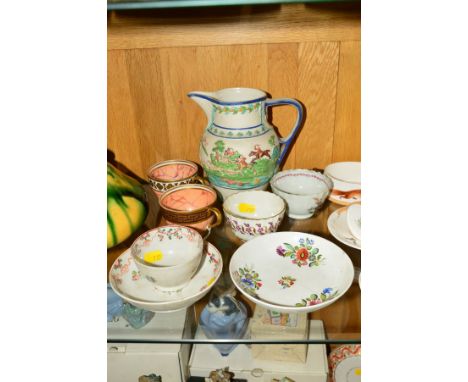 AN EARLY 19TH CENTURY WORCESTER PORCELAIN TEACUP, orange marble decoration, gilt Greek Key border, painted with puce crest fo