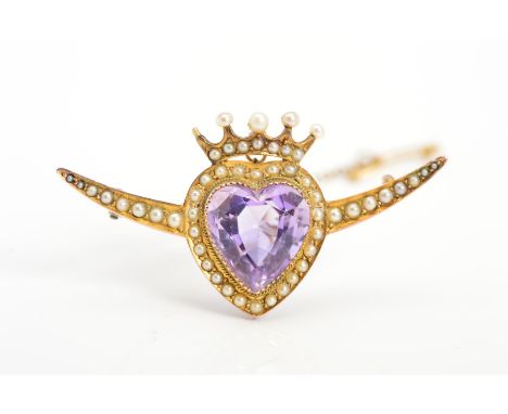 AN EARLY 20TH CENTURY 9CT GOLD AMETHYST AND SEED PEARL HEART BROOCH, the central amethyst heart within  a split pearl surroun