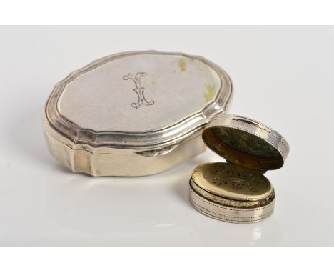 A SNUFF BOX AND A LATE GEORGIAN MEMORIAL VINAIGRETTE, the hinged snuff box of oval outline with engraved initial to the lid c