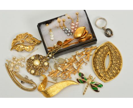 A SMALL SELECTION OF COSTUME JEWELLERY, to include a Hollywood leaf brooch, a Boucher fish and seed weed design brooch with p