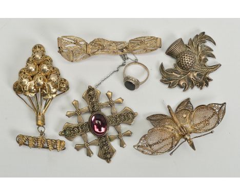 A SELECTION OF WHITE METAL JEWELLERY, to include a large filigree butterfly brooch, a thistle brooch, a marcasite and onyx cl
