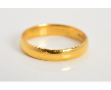 A 22CT GOLD BAND RING, a D shape plain band with 22ct hallmark for London 1924, width 4mm, ring size P1/2, weight 4.3 grams