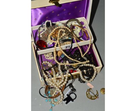 A HINGED JEWELLERY BOX CONTAINING COSTUME JEWELLERY, to include two polished shell necklaces, imitation pearl necklaces, a 1/