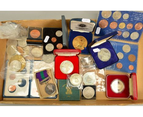 A CARDBOARD TRAY CONTAINING COINS AND MEDALS, to include two silver medals of 50 Franc coins (Monnaie De Paris), a silver Que