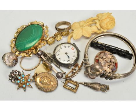 A SELECTION OF LATE 19TH TO EARLY 20TH CENTURY JEWELLERY, to include a citrine brooch, a circular Scottish thistle brooch, a 