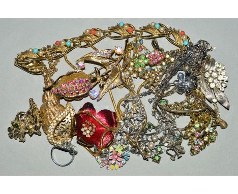 A SELECTION OF MAINLY MID 20TH CENTURY COSTUME JEWELLERY, to include a Jewelcraft necklace, a brooch designed as a shell, fiv