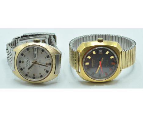 A pair of vintage retro 20th century gentleman watches / wristwatch to include a Sekonda 25 jewels automatic having silver di