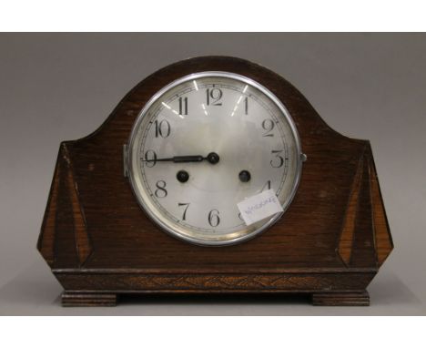 An oak mantle clock. 33 cm wide.