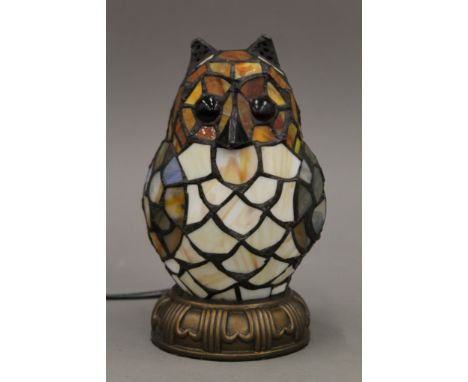 A Tiffany style owl form lamp. 19 cm high.