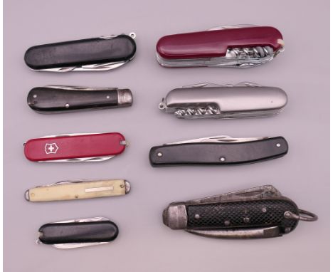 A quantity of various penknives, including a 1942 marlin spike knife and a Swiss Army knife. Largest 10 cm long. 