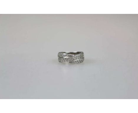 Ring mit Kleinstbrillanten, Christ, 585er Weißgold, gemarkt, schauseitig in der Art zweier sich kreuzender Stränge, beide mit
