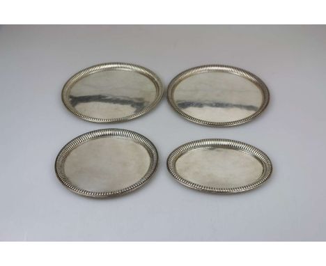 Vier Platten, 800er Silber, Koch &amp; Bergfeld, Bremen, 20. Jh., drei Rundplatten (D.: ca. 26,7-31,7 cm) und eine ovale Plat