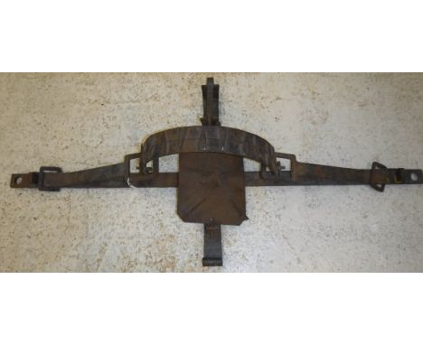 A large vintage iron bear / man trap CONDITION REPORTS 133 cm in length x 54.5 cm in width x 33 cm in height.  Unable to spec