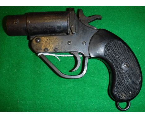 A vintage flare gun with chequered grip, No. 056589  (THIS LOT REQUIRES A CURRENT SECTION 1 FIREARMS LICENCE) 