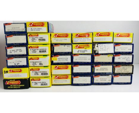 32x Roundhouse HO Freight Wagons - Boxed. P&amp;P Group 2 (£18+VAT for the first lot and £3+VAT for subsequent lots) 