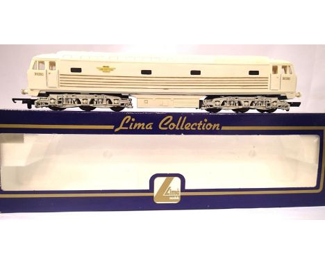 Lima Silver Fox Models D0260 Lion in white/gold. P&amp;P Group 1 (£14+VAT for the first lot and £1+VAT for subsequent lots) 