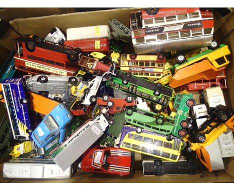 Tray of mixed diecast vehicles, Corgi, Dinky, Matchbox etc in good/play worn condition. P&amp;P Group 3 (£25+VAT for the firs
