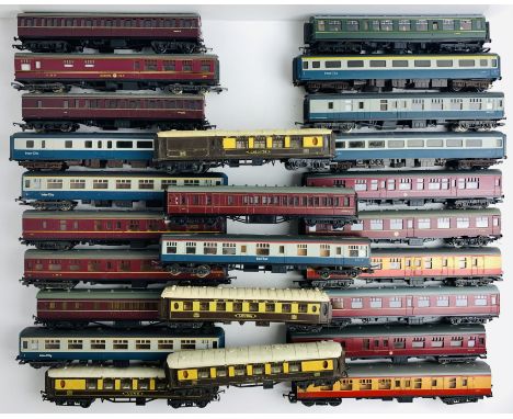 25x Playworn OO Gauge Coaches - All Unboxed. P&amp;P Group 3 (£25+VAT for the first lot and £5+VAT for subsequent lots) 