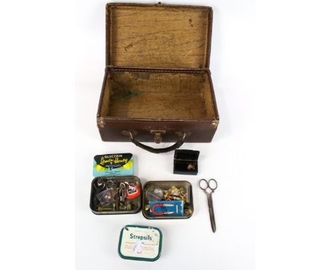 A lot of mixed small collectables. Including a white metal pen, magnifying glass, buttons, etc. In a small vintage case. 