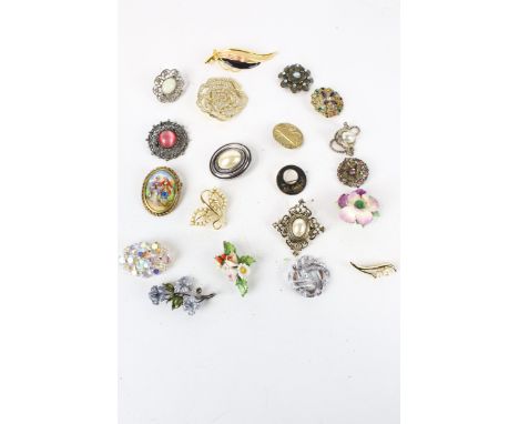 Twenty ladies vintage brooches. Some with carved and enamel details