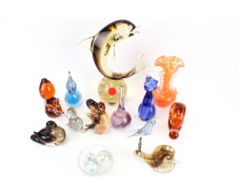 A collection of assorted vintage glass animal ornaments. Including V Nason & Co, Murano and Wedgwood, etc. Max H28cm