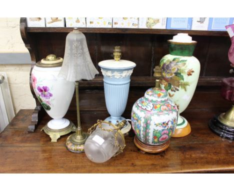 A GROUP OF FIVE VARIOUS TABLE LAMPS to include a French porcelain lamp converted from an oil lamp