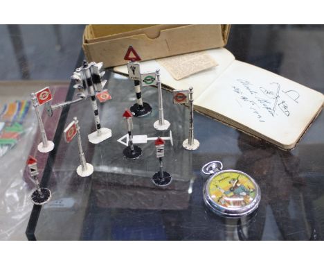 MISCELLANEOUS ITEMS TO INCLUDE a starburst wall clock, a shell case, a mantle clock, AA badges and an autograph book with a s