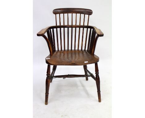 A 19TH CENTURY ASH AND ELM COMB BACK WINDSOR CHAIR with turned supports, 63cm wide at the arms x 89cm high at the back