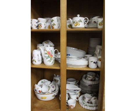 A LARGE COLLECTION OF ROYAL WORCESTER EVESHAM PATTERN PORCELAIN WARES to include cups, saucers, bowls, vegetable dishes, rame