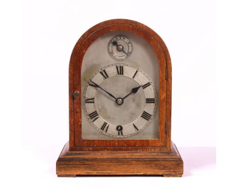 AN EARLY 20TH CENTURY OAK CASED MANTLE CLOCK the silvered dial with Roman numerals, overall 24cm high x 19cm wide