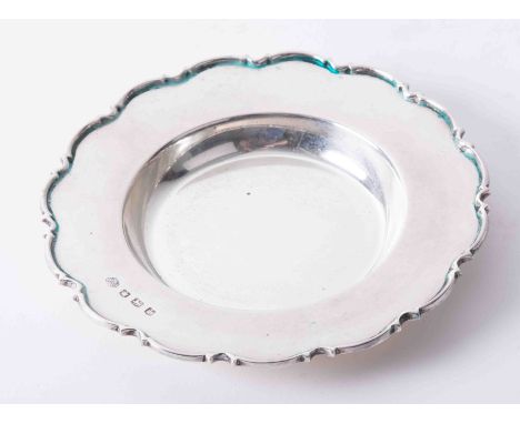 Solid silver salver with plain body, Chippendale edging, dimensions 14.25cm x 2cm, hallmark London assay, date letter I, make