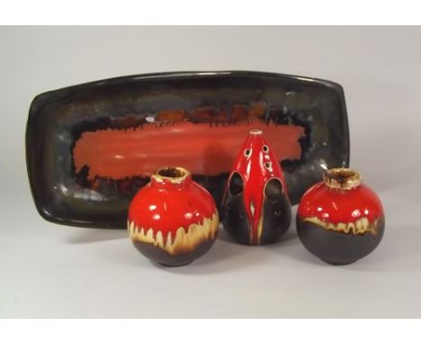 ERIC LEAPER.
Two globular vases, a night light & a dish(rim chip) by Eric Leaper. CONDITION REPORTS: The tray has a small chi