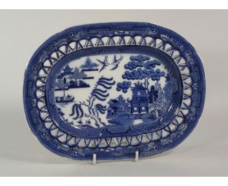 BLUE & WHITE.
A 19th century pearl ware, Willow pattern reticulated plate. 25 x 19cm.