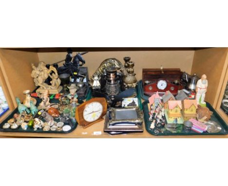 Decorative household effects, various resin toy soldiers, plated photograph frames, a mid century Metamec mantle clock, vario