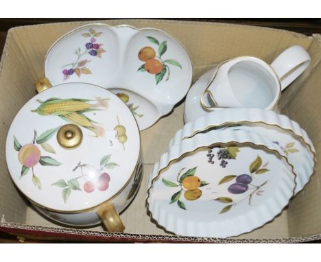 Collection of Portmeirion and Royal Worcester Evesham ceramics including two Portmeirion 'summer strawberries' bowls, various