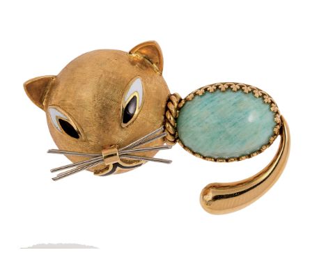 90 SPILLA IN SMALTO E AMAZZONITE, 1950 CIRCA realizzata in oro giallo raffigurante un gatto con corpo in amazzonite e occhi i