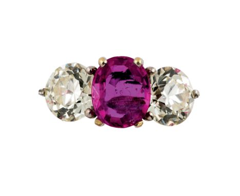 374 ANELLO IN RUBINO E DIAMANTI, 1950 CIRCA in platino a rivière con rubino taglio ovale di ct 1,70 ca. affiancato da due dia