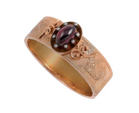 9 ANTICO BRACCIALE RIGIDO , 1880 CIRCA in oro rosé a lastra incisa e traforata con al centro motivo ovale in granato e piccol