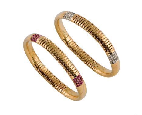 154 COPPIA DI BRACCIALI A MAGLIA “TUBO GAS” in oro giallo con inserti in diamanti taglio brillante di ct 0,80 ca. e rubini ta