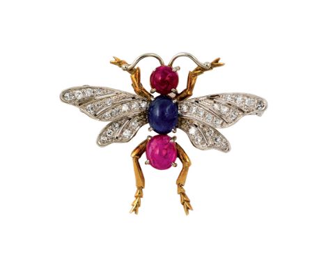 220 SPILLA IN DIAMANTI, RUBINO E ZAFFIRI, 1950 CIRCA in oro bicolore a forma di ape. Gr 6 RUBY, SAPPHIRE AND DIAMOND BROOCH, 