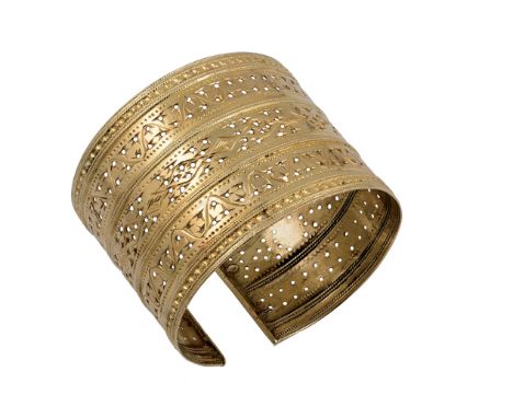 117 BRACCIALE ALLA SCHIAVA in oro giallo a larga lastra lavorata a traforo e incisa. Gr 38,40 GOLD BANGLE the yellow gold lar