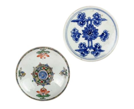 Two Chinese porcelain covers, Kangxi period. Famille verte cover diameter , diameter cm, blue and white diameter 15.5cm, inne