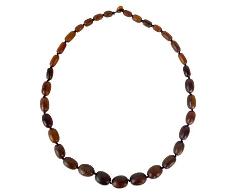 A graduated horn oval bead necklace, Qing dynasty The smallest width 14mm, largest 27mm, with disc clasp, length 80cm, 110g. 