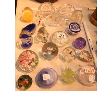 Collection of modern glass paperweights including a Caithness example approximately 19. Not available for in-house P&amp;P 