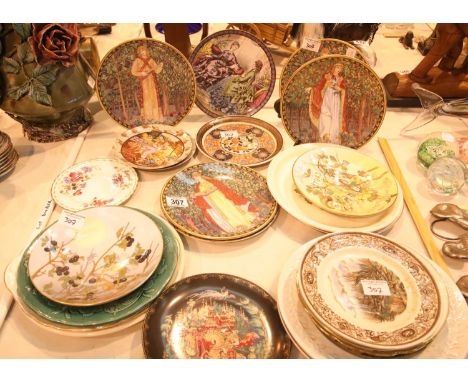 Collection of mixed cabinet/wall plates including Royal Worcester examples. Not available for in-house P&amp;P 