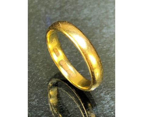 22ct Gold wedding ring approx size 'P' &amp; 5.8g