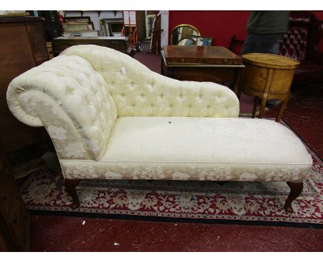 Button back chaise longue