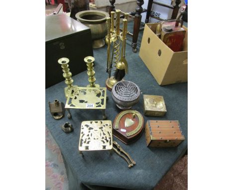 Collection of brass ware to include companion set &amp; unusual horse shoe cribbage board